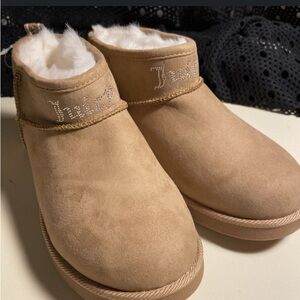 Barely worn (see pics) ladies’ Juicy Couture mocassin style tan coloured boots